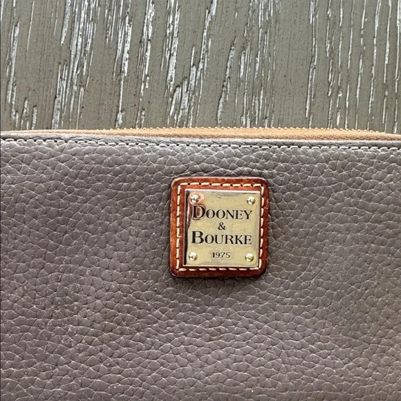 Dooney & Bourke Pewter Grayish Brown Pebbled Leather Wallet Zip Around Hobo GUC - Picture 10 of 10